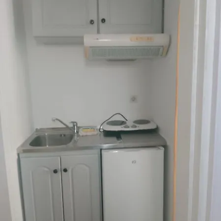 Polemis 公寓式酒店